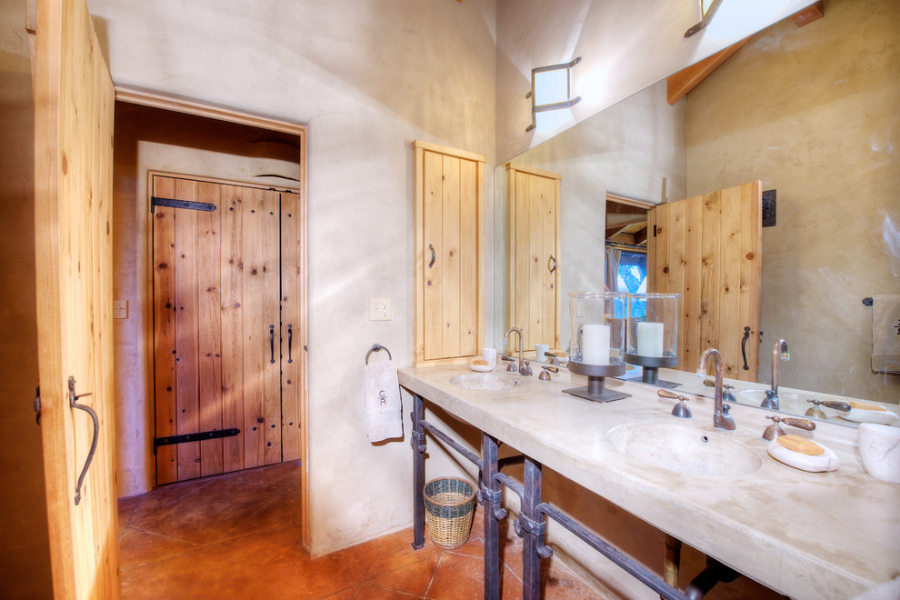 Diseño de cuarto de baño infantil de estilo americano grande con lavabo suspendido, puertas de armario de madera clara, paredes beige y suelo de baldosas de terracota