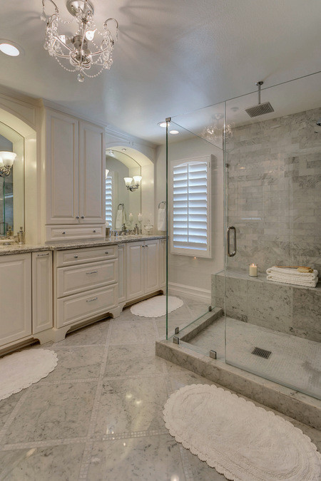 Idéer för ett stort klassiskt en-suite badrum, med ett undermonterad handfat, möbel-liknande, vita skåp, bänkskiva i kvarts, en hörndusch, en toalettstol med hel cisternkåpa, vit kakel, stenkakel, grå väggar och marmorgolv