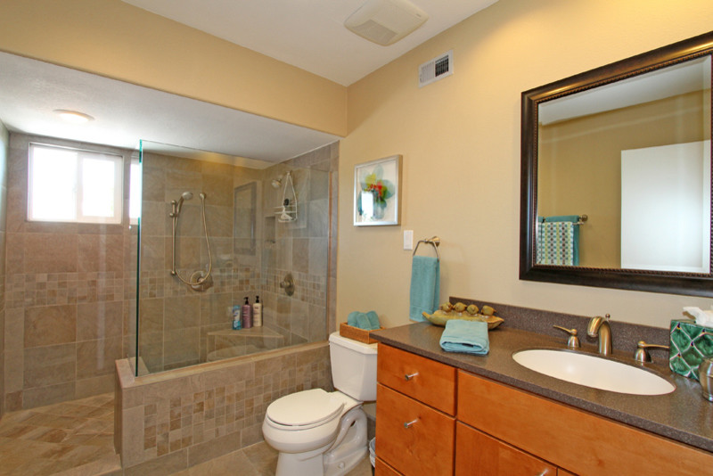 Immagine di una stanza da bagno moderna con piastrelle in ceramica e piastrelle beige