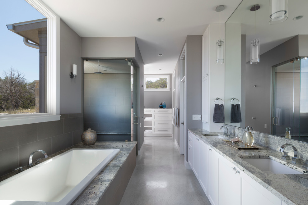Inspiration för ett stort vintage en-suite badrum, med ett undermonterad handfat, skåp i shakerstil, vita skåp, granitbänkskiva, ett platsbyggt badkar, en dusch i en alkov, grå kakel, porslinskakel, grå väggar och betonggolv