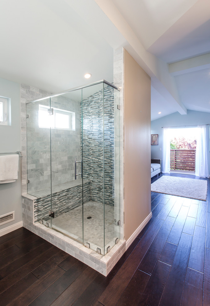 Свежая идея для дизайна: главная ванная комната в современном стиле с угловым душем, удлиненной плиткой, белыми стенами и темным паркетным полом - отличное фото интерьера