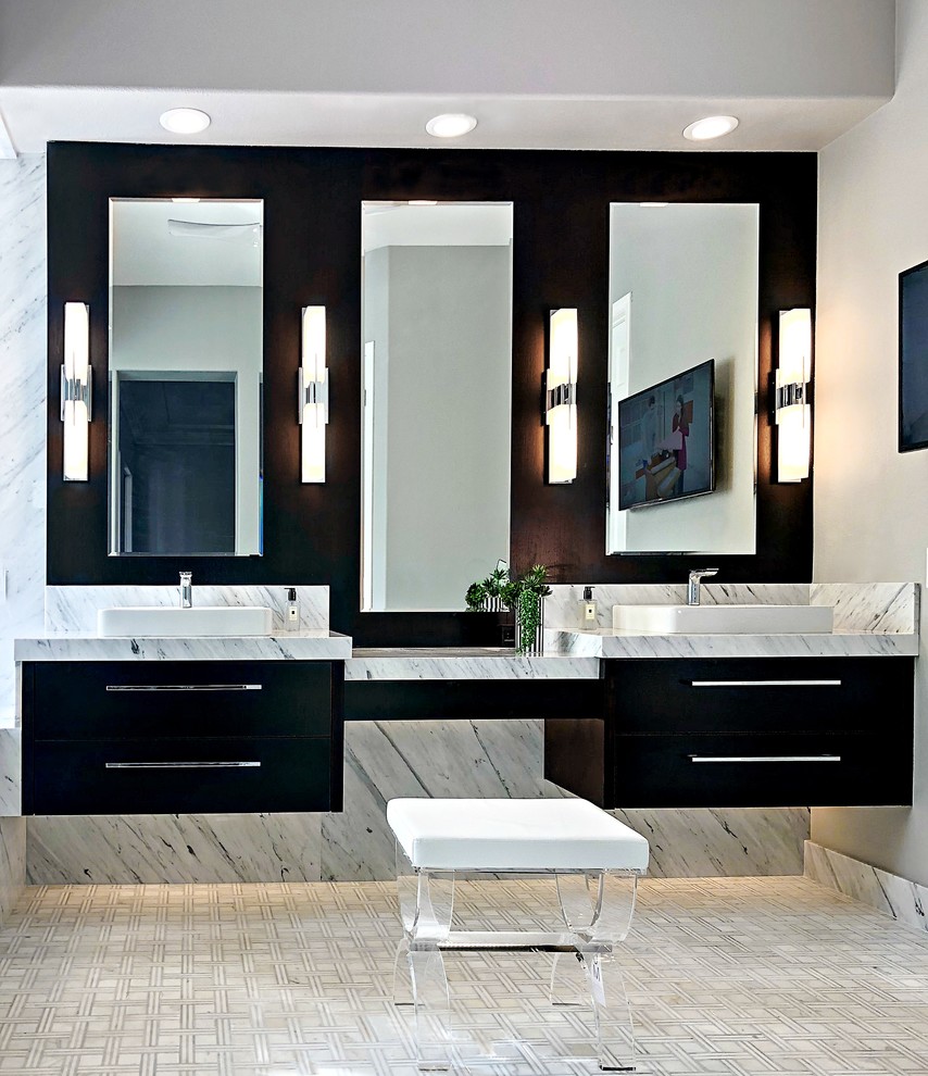 На фото: главная ванная комната среднего размера в современном стиле с плоскими фасадами, белой плиткой, мраморной плиткой, серыми стенами, настольной раковиной, мраморной столешницей, белым полом, белой столешницей и черными фасадами