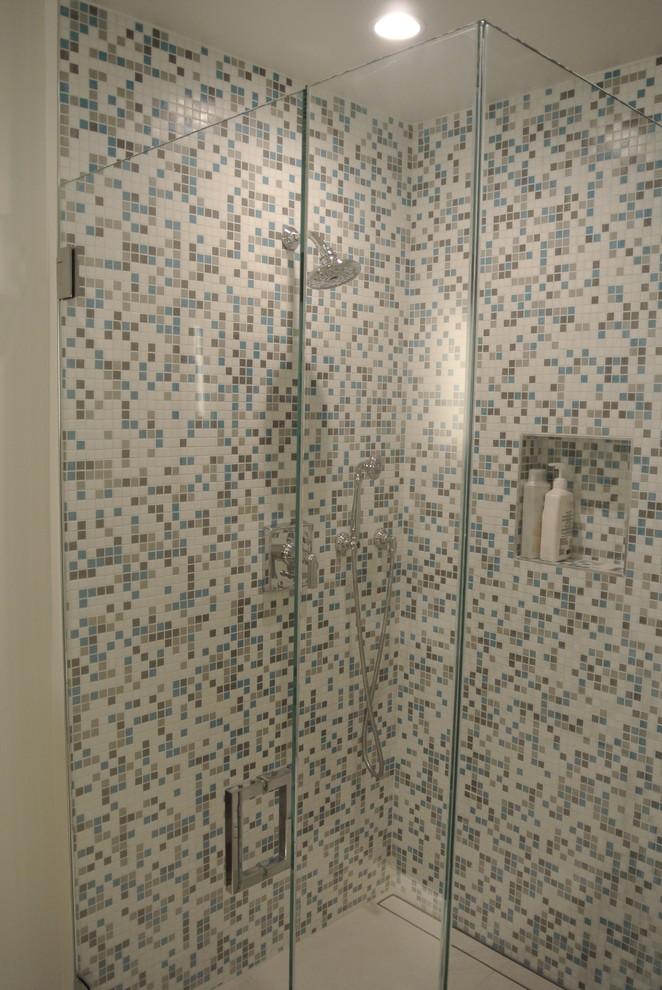 Пример оригинального дизайна: ванная комната среднего размера в стиле модернизм с плоскими фасадами, белыми фасадами, душем без бортиков, белой плиткой, плиткой из листового стекла, белыми стенами, полом из керамогранита, душевой кабиной, врезной раковиной, столешницей из кварцита, белым полом и душем с распашными дверями