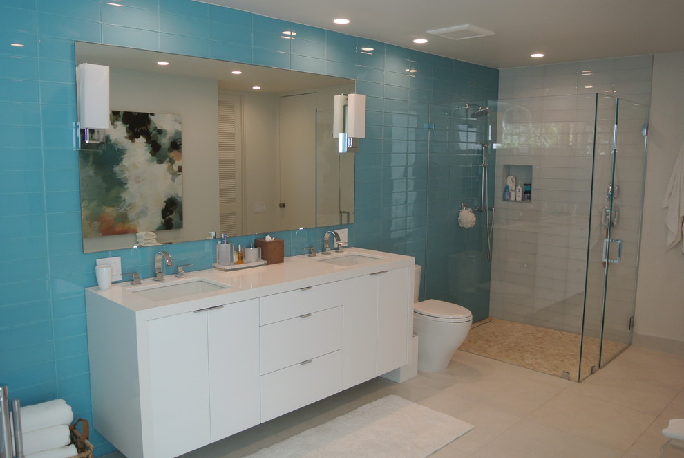Idéer för ett stort modernt en-suite badrum, med släta luckor, vita skåp, ett fristående badkar, en kantlös dusch, vit kakel, glasskiva, vita väggar, klinkergolv i porslin, ett undermonterad handfat, bänkskiva i kvartsit, vitt golv och dusch med gångjärnsdörr
