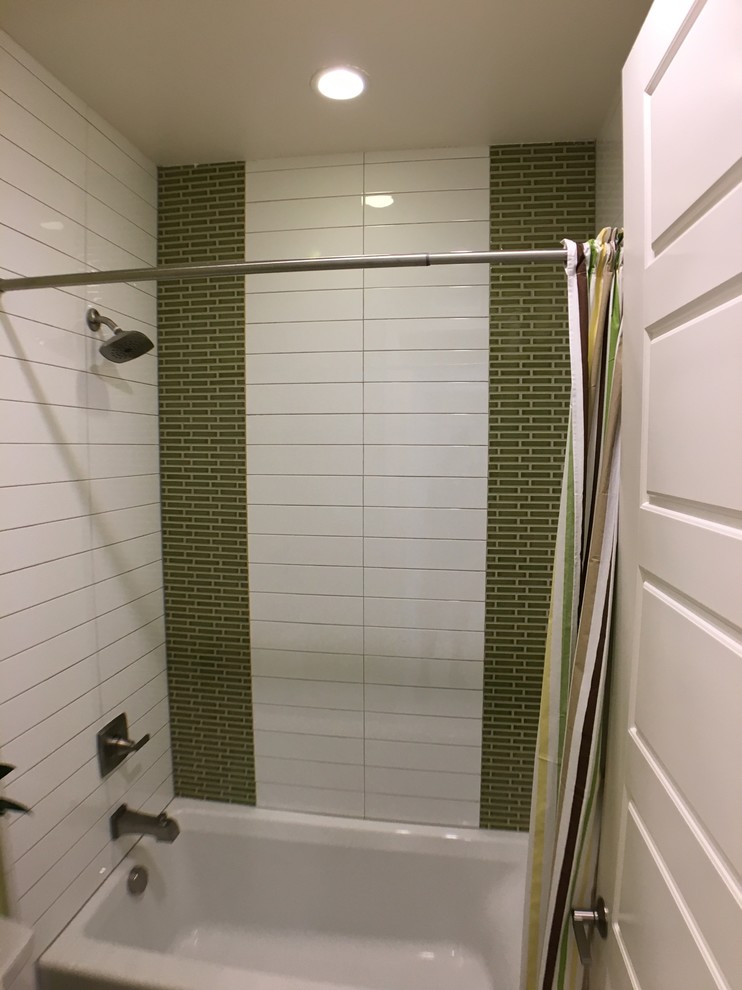 Esempio di una stanza da bagno con doccia classica di medie dimensioni con doccia alcova, piastrelle multicolore, piastrelle diamantate e pareti nere