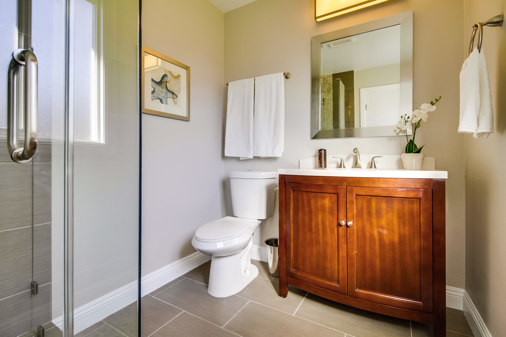 Exempel på ett klassiskt badrum, med släta luckor, skåp i mellenmörkt trä, en hörndusch, beige väggar, klinkergolv i keramik och bänkskiva i kvarts