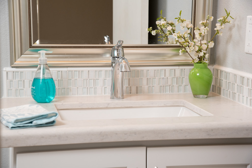 Kleines Modernes Duschbad mit Unterbauwaschbecken, Schrankfronten im Shaker-Stil, weißen Schränken, Mineralwerkstoff-Waschtisch, Toilette mit Aufsatzspülkasten, Mosaikfliesen, grauer Wandfarbe und Porzellan-Bodenfliesen in San Diego