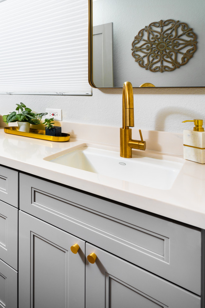 Exempel på ett litet klassiskt vit vitt en-suite badrum, med skåp i shakerstil, grå skåp, en öppen dusch, brun kakel, klinkergolv i porslin, ett undermonterad handfat, bänkskiva i kvarts och brunt golv
