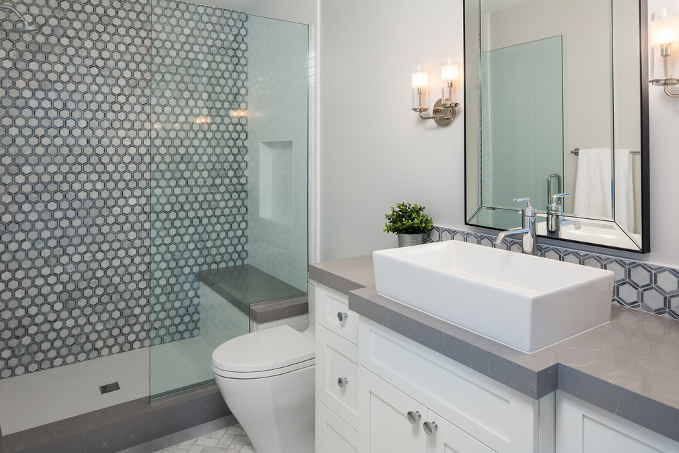 Esempio di una stanza da bagno chic con piastrelle bianche, pavimento in marmo, lavabo a bacinella, doccia aperta e top grigio