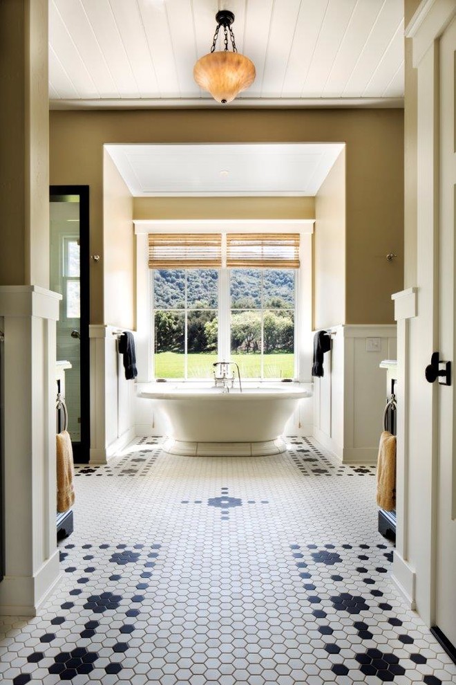 Пример оригинального дизайна: большая главная ванная комната в стиле кантри с бежевыми стенами, отдельно стоящей ванной, черно-белой плиткой, керамогранитной плиткой, полом из керамогранита, фасадами островного типа, черными фасадами, душем в нише, врезной раковиной и столешницей из гранита