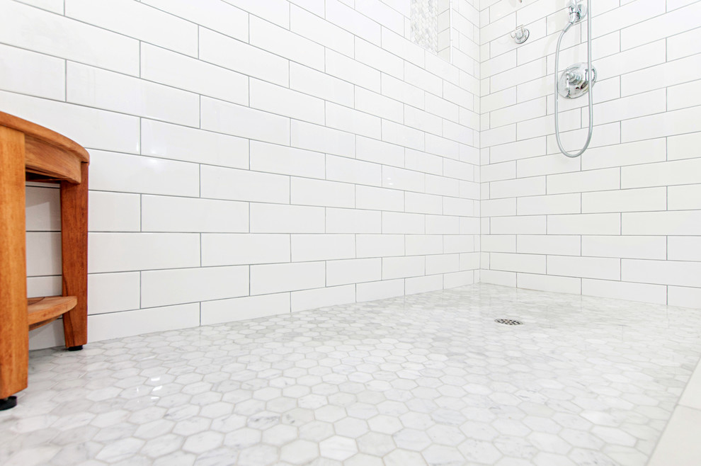 Пример оригинального дизайна: главная ванная комната среднего размера в стиле модернизм с фасадами с утопленной филенкой, белыми фасадами, открытым душем, раздельным унитазом, белой плиткой, плиткой кабанчик, белыми стенами, полом из керамогранита, накладной раковиной, столешницей из кварцита, серым полом, открытым душем и белой столешницей