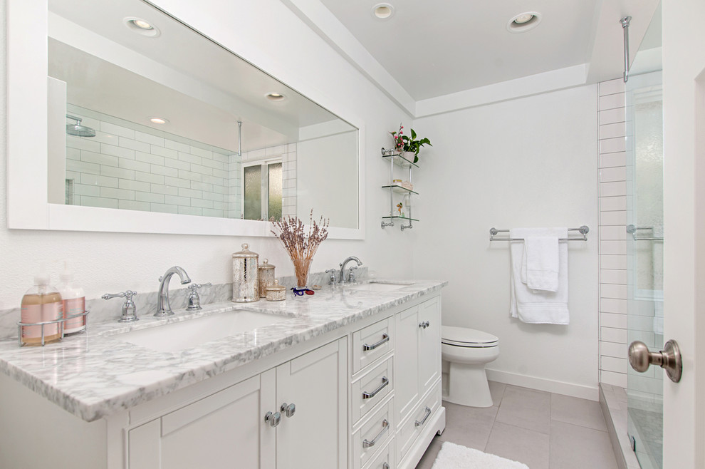 Idéer för ett mellanstort modernt vit en-suite badrum, med luckor med infälld panel, vita skåp, en öppen dusch, en toalettstol med separat cisternkåpa, vit kakel, tunnelbanekakel, vita väggar, klinkergolv i porslin, ett nedsänkt handfat, bänkskiva i kvartsit, grått golv och med dusch som är öppen