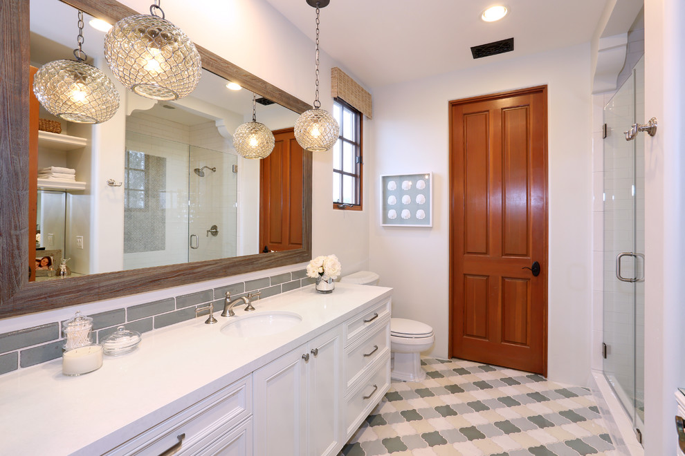 Источник вдохновения для домашнего уюта: ванная комната в средиземноморском стиле с врезной раковиной, фасадами с утопленной филенкой, белыми фасадами, белой плиткой, плиткой кабанчик и коричневыми стенами