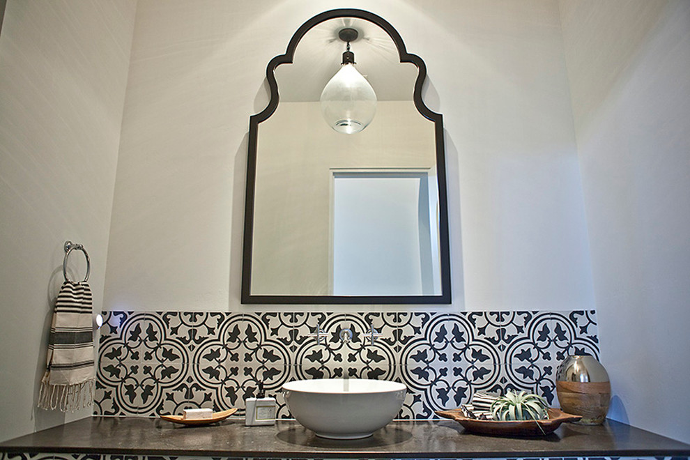 Идея дизайна: ванная комната среднего размера в стиле неоклассика (современная классика) с унитазом-моноблоком, черно-белой плиткой, цементной плиткой, белыми стенами, полом из сланца, душевой кабиной, настольной раковиной и столешницей из гранита