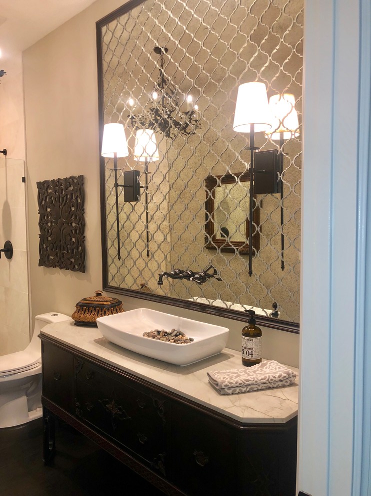 Идея дизайна: ванная комната среднего размера в стиле неоклассика (современная классика) с фасадами островного типа, темными деревянными фасадами, унитазом-моноблоком, зеркальной плиткой, раковиной с несколькими смесителями, столешницей из кварцита, открытым душем и белой столешницей