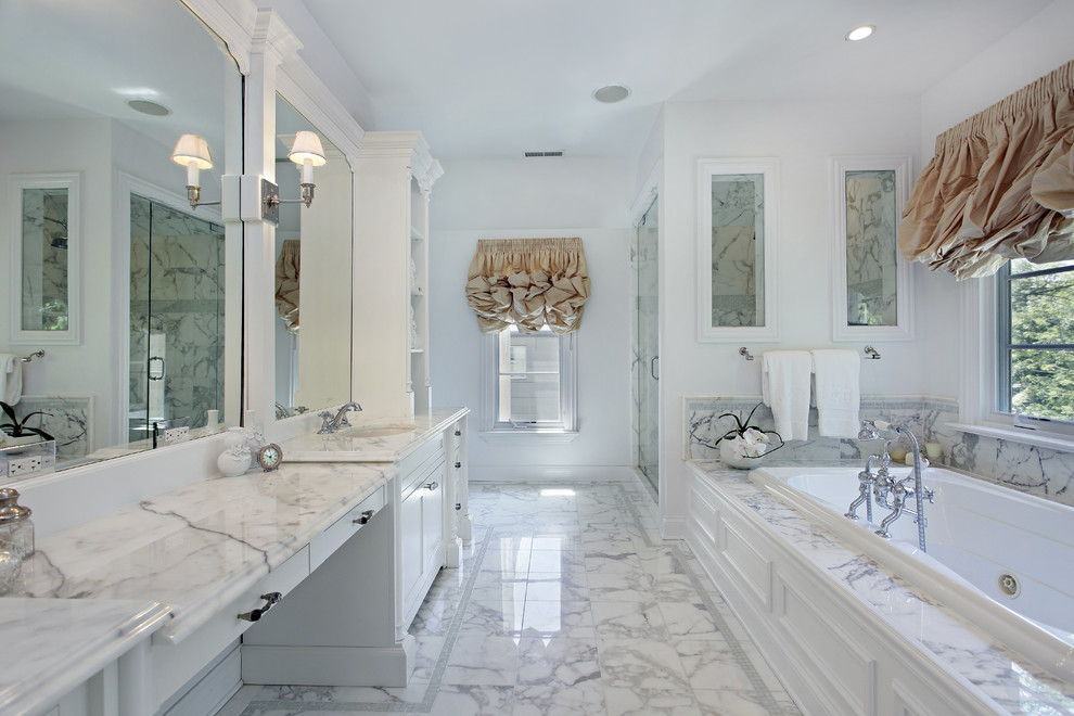 Пример оригинального дизайна: большая главная ванная комната в классическом стиле с фасадами в стиле шейкер, белыми фасадами, накладной ванной, душем в нише, белой плиткой, керамической плиткой, белыми стенами, мраморным полом, раковиной с пьедесталом и мраморной столешницей