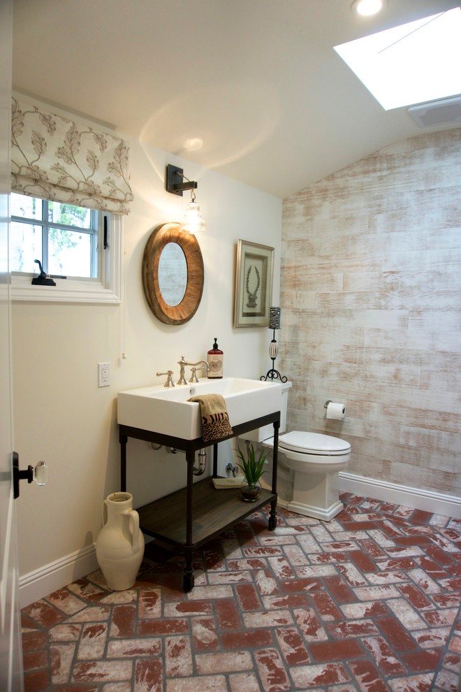 Ispirazione per una stanza da bagno con doccia chic con WC a due pezzi, pareti beige, pavimento in mattoni e lavabo rettangolare