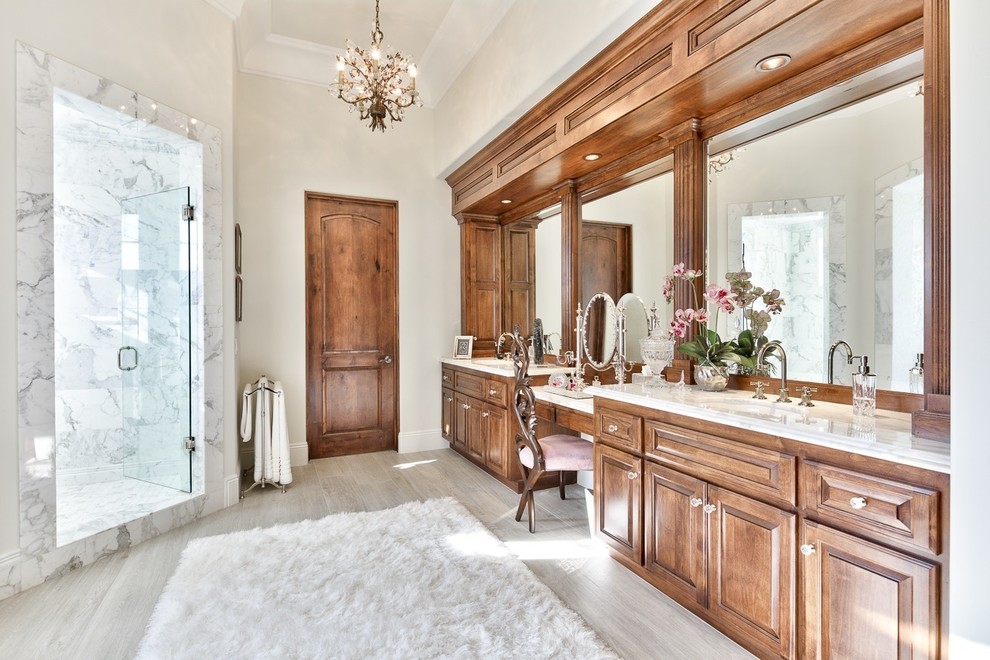 Источник вдохновения для домашнего уюта: большая главная ванная комната в современном стиле с отдельно стоящей ванной, белой плиткой, мраморной плиткой, мраморным полом, мраморной столешницей и белым полом