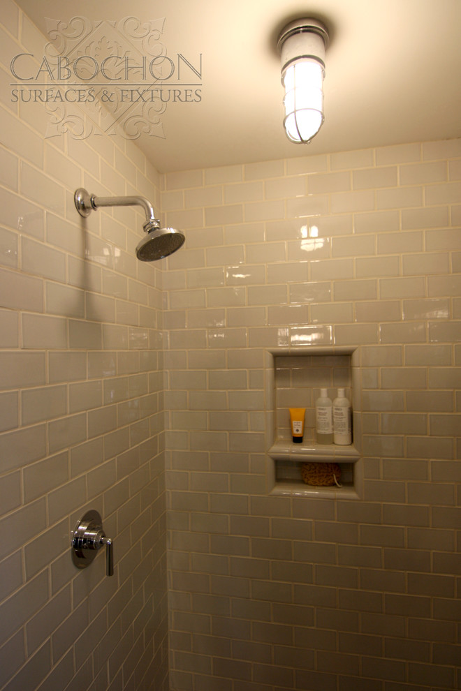 Cette photo montre une petite salle d'eau montagne avec un placard à porte shaker, des portes de placard grises, un plan de toilette en marbre, un carrelage gris, des carreaux de céramique, une douche à l'italienne, WC séparés, un lavabo encastré, un mur gris et un sol en ardoise.
