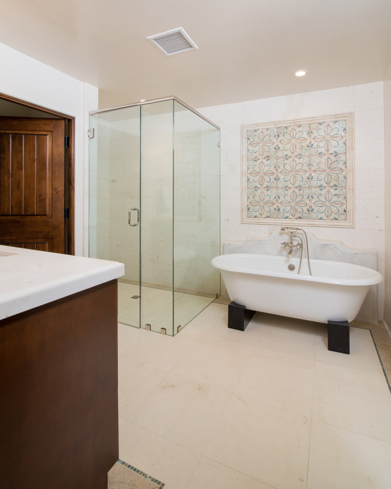 Cette photo montre une salle de bain principale méditerranéenne de taille moyenne avec un lavabo encastré, un plan de toilette en marbre, une baignoire indépendante, une douche d'angle et un mur beige.