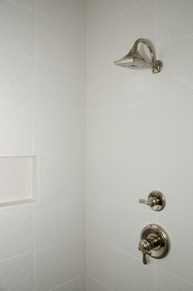 Idéer för ett klassiskt en-suite badrum, med en öppen dusch