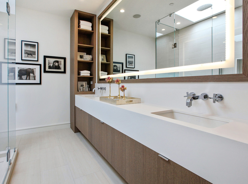 Cette image montre une salle de bain principale design en bois foncé de taille moyenne avec un placard à porte plane, un mur blanc, un sol en carrelage de céramique, un lavabo encastré et un plan de toilette en quartz modifié.