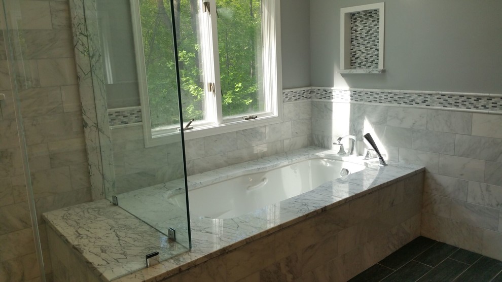 Cette image montre une douche en alcôve traditionnelle de taille moyenne avec un carrelage gris, un carrelage blanc, du carrelage en marbre, un mur gris et un sol en ardoise.