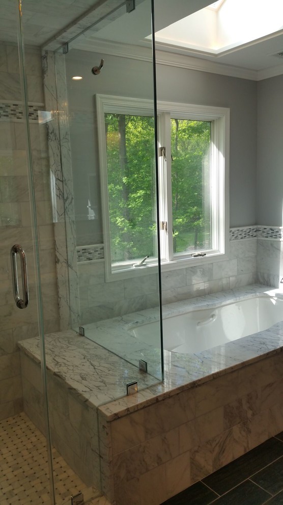 Imagen de cuarto de baño clásico renovado de tamaño medio con ducha empotrada, baldosas y/o azulejos grises, baldosas y/o azulejos blancos, baldosas y/o azulejos de mármol, paredes grises y suelo de pizarra