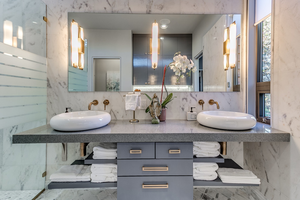 Ejemplo de cuarto de baño principal vintage grande con ducha esquinera, lavabo sobreencimera y encimera de granito