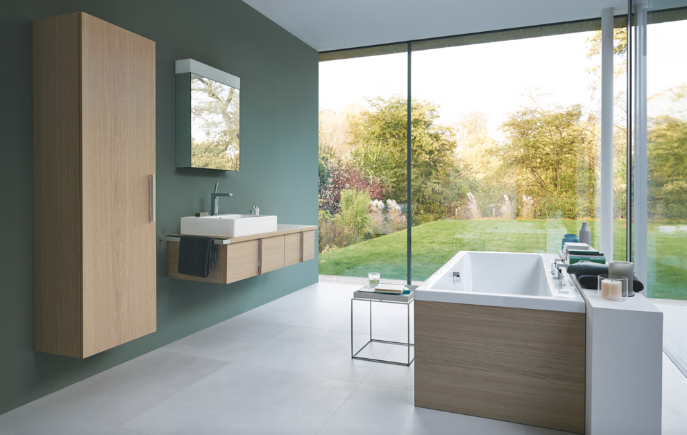 Inspiration pour une grande salle de bain principale nordique en bois clair avec une vasque, un placard à porte plane, une baignoire indépendante, un mur vert et un plan de toilette en bois.