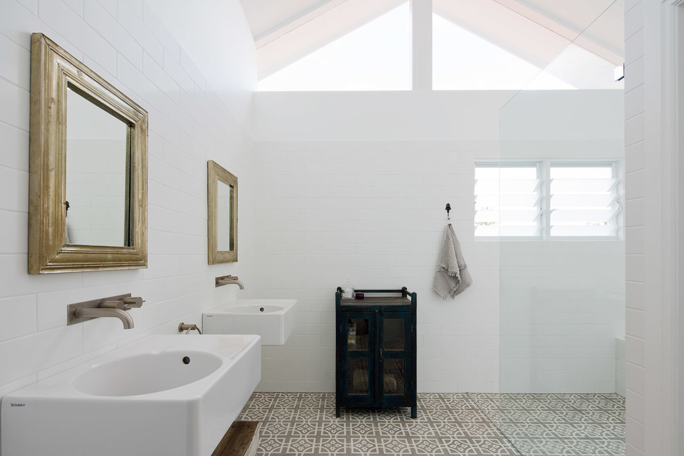 Стильный дизайн: ванная комната в современном стиле с подвесной раковиной, белой плиткой, керамической плиткой, белыми стенами и полом из мозаичной плитки - последний тренд