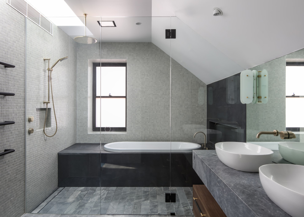 Пример оригинального дизайна: главная ванная комната среднего размера в современном стиле с плоскими фасадами, синими фасадами, накладной ванной, угловым душем, унитазом-моноблоком, разноцветной плиткой, керамической плиткой, серыми стенами, полом из керамической плитки, раковиной с пьедесталом, мраморной столешницей, серым полом, душем с распашными дверями и синей столешницей