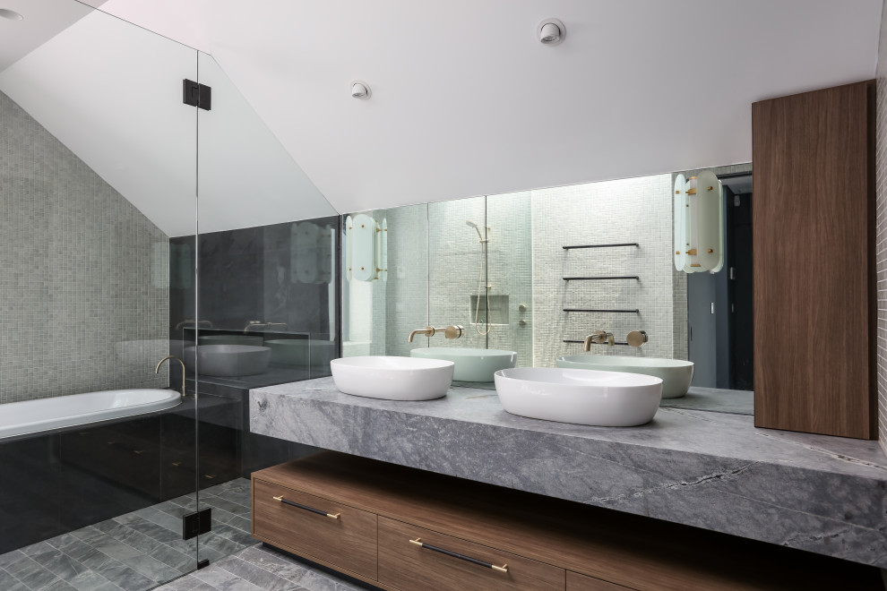 Идея дизайна: главная ванная комната среднего размера в современном стиле с плоскими фасадами, синими фасадами, накладной ванной, угловым душем, унитазом-моноблоком, разноцветной плиткой, керамической плиткой, серыми стенами, полом из керамической плитки, раковиной с пьедесталом, мраморной столешницей, серым полом, душем с распашными дверями и синей столешницей