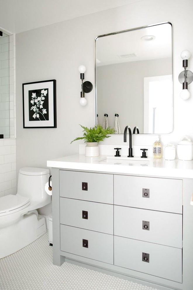 Foto di una stanza da bagno tradizionale con ante grigie e pareti bianche