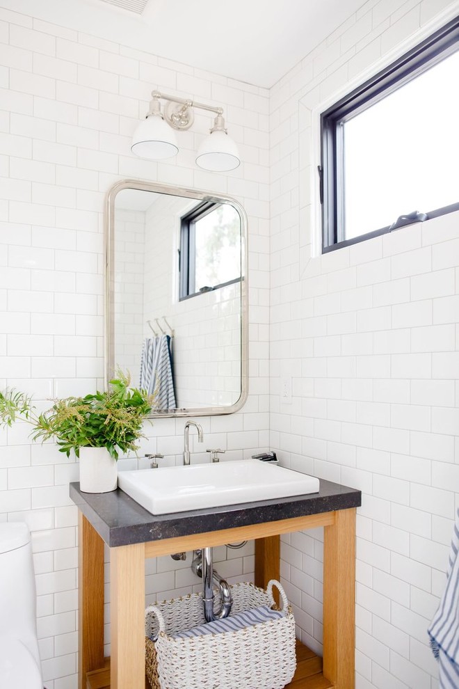 Источник вдохновения для домашнего уюта: ванная комната в современном стиле с белой плиткой, плиткой кабанчик, белыми стенами, открытыми фасадами, фасадами цвета дерева среднего тона, душевой кабиной и накладной раковиной