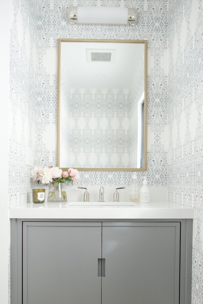 Пример оригинального дизайна: ванная комната в стиле неоклассика (современная классика) с белыми стенами