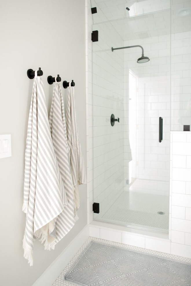 Modelo de cuarto de baño clásico renovado con baldosas y/o azulejos blancos y paredes blancas