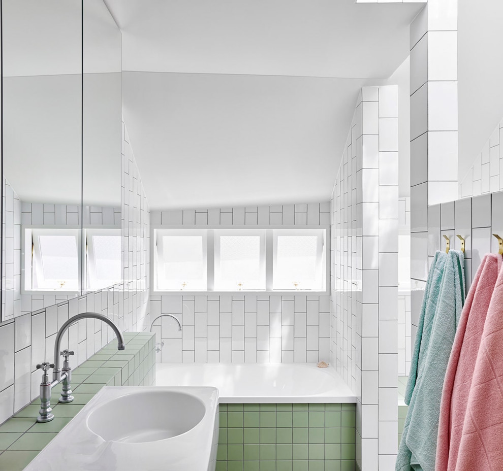 ブリスベンにあるコンテンポラリースタイルのおしゃれな浴室 (アルコーブ型浴槽、緑のタイル、白いタイル、壁付け型シンク、三角天井) の写真