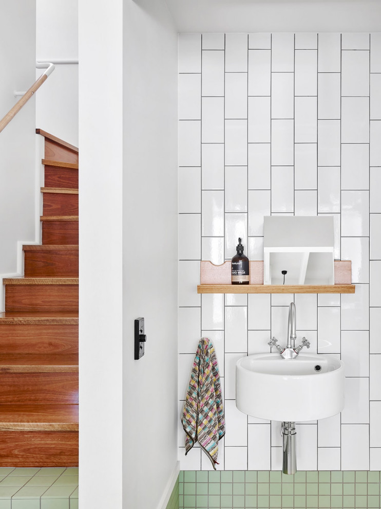 Inspiration pour une salle de bain design avec un carrelage vert, un carrelage blanc, un mur blanc, un lavabo suspendu et meuble simple vasque.