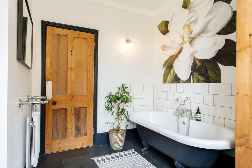 Inspiration pour une salle de bain traditionnelle en bois brun de taille moyenne pour enfant avec une baignoire sur pieds, un carrelage blanc, des carreaux de céramique, un sol en ardoise et un sol noir.