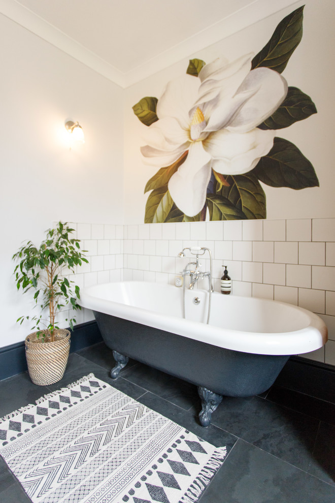 Пример оригинального дизайна: детская ванная комната среднего размера в стиле неоклассика (современная классика) с фасадами цвета дерева среднего тона, ванной на ножках, белой плиткой, керамической плиткой, полом из сланца и черным полом