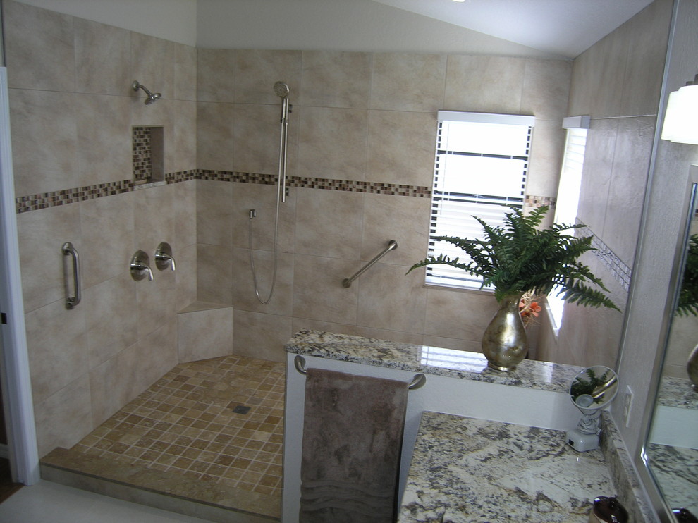 Inredning av ett klassiskt mellanstort en-suite badrum, med ett platsbyggt badkar, en öppen dusch, beige kakel, porslinskakel, klinkergolv i porslin, beiget golv och med dusch som är öppen