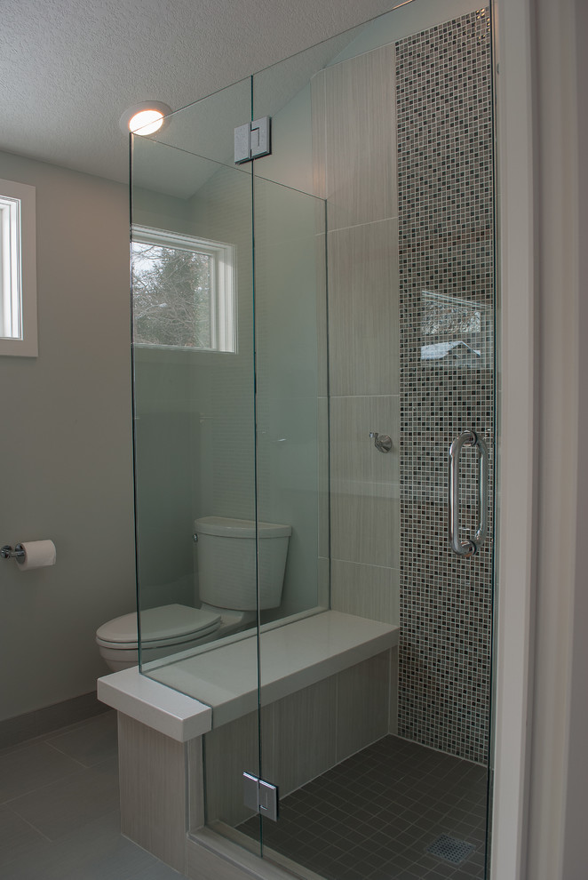 На фото: маленькая ванная комната в стиле модернизм с угловым душем, раздельным унитазом, серой плиткой, плиткой мозаикой, серыми стенами и полом из керамогранита для на участке и в саду с