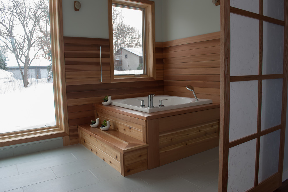 Idee per una piccola stanza da bagno minimalista con pavimento in gres porcellanato, vasca giapponese, piastrelle grigie, piastrelle in gres porcellanato, pareti grigie e WC a due pezzi