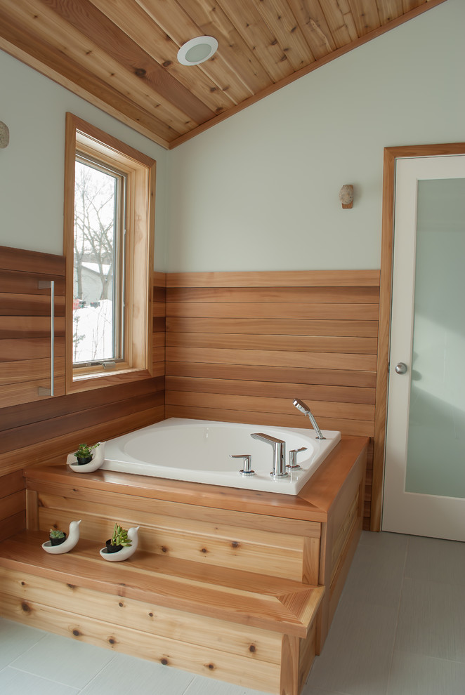 Foto på ett litet funkis badrum, med ett japanskt badkar, grå kakel, porslinskakel, grå väggar, klinkergolv i porslin och en toalettstol med separat cisternkåpa