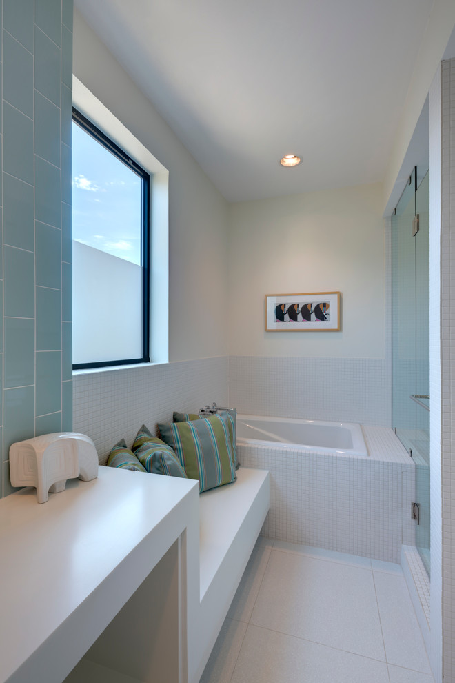 ダラスにあるコンテンポラリースタイルのおしゃれな浴室 (アルコーブ型浴槽) の写真