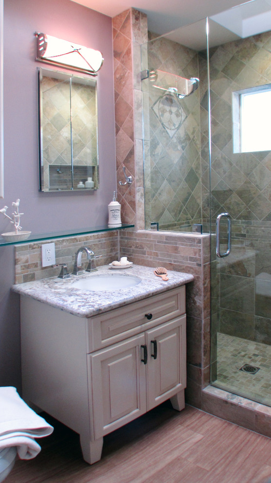 Cette image montre une petite salle de bain traditionnelle avec un lavabo encastré, un placard avec porte à panneau surélevé, des portes de placard blanches, un plan de toilette en granite, WC séparés, un carrelage multicolore, un carrelage de pierre, un mur violet et un sol en carrelage de porcelaine.