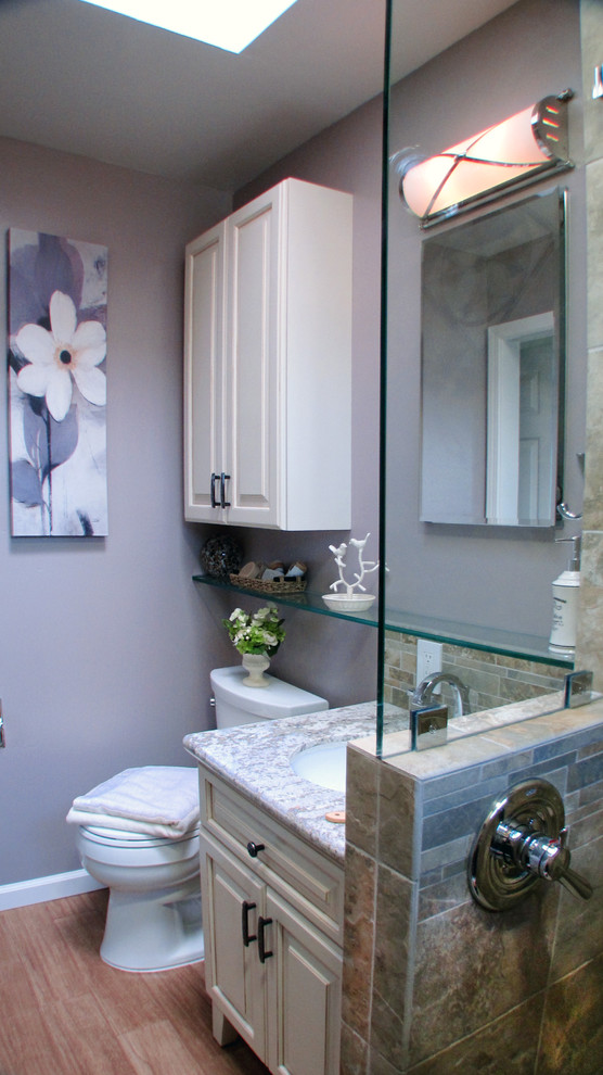 Bild på ett litet vintage badrum med dusch, med ett undermonterad handfat, luckor med upphöjd panel, vita skåp, granitbänkskiva, en dusch i en alkov, en toalettstol med separat cisternkåpa, flerfärgad kakel, stenkakel, lila väggar och klinkergolv i porslin