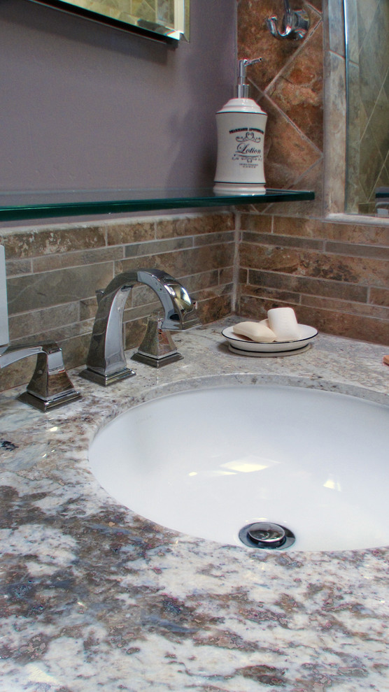 Cette image montre une petite salle de bain traditionnelle avec un lavabo encastré, un placard avec porte à panneau surélevé, des portes de placard blanches, un plan de toilette en granite, WC séparés, un carrelage multicolore, un carrelage de pierre, un mur violet et un sol en carrelage de porcelaine.