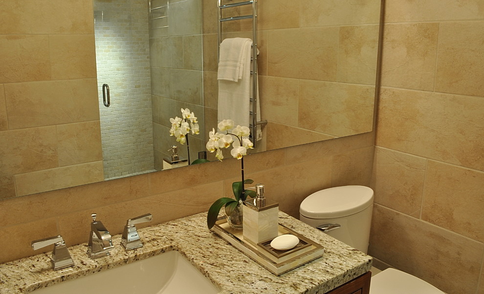 Foto på ett funkis badrum, med granitbänkskiva och stenkakel